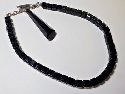 Modern fekete kockaszemes üveg nyaklánc