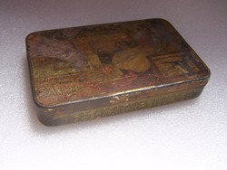 Antik pléh cigarettás doboz  Festett fém. Korának megfelelő kopottas állapotban 10,8 x 7,4 x 1,7 cm 