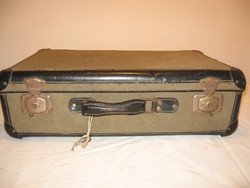 Régi , vászonborítású, fakeretre épített koffer (bőrönd )működő zárral, kulcsal.
