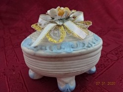 Ceramic bonbonier with a blue pattern, rose handle, standing on four legs. He has!