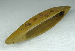 0T527 Antik népi eszköz faragott festett kézi vetélő 1853