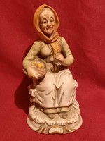 1228/1 Kézzel festett kerámia idős hölgy almával 16 cm 
