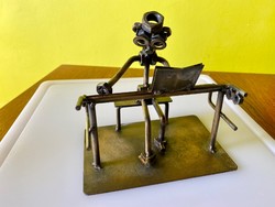 Steampunk fém szobrocska zongorázó robot