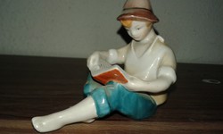 Olvasó fiú - kézzel festett porcelán (B001)