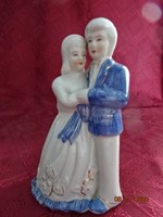Porcelain figure, hugging couple, height 17.5 cm. He has!