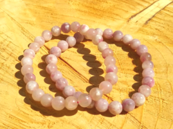 Valódi szilvavirág turmalin ásvány karkötő, 7 mm-s gyöngyökből 313