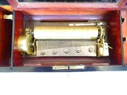 Antique music box with 6 melodies cylindrical 19th century
