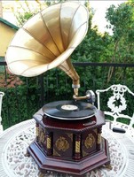 Tölcséres gramofon hanglejátszó készülék