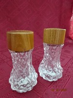 Salt and pepper shaker, glass bottom, wood top. Its height is 9 cm. He has!