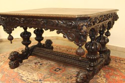 Antik reneszánsz stílusú dúsan faragott asztal