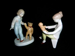 2 db Aquincumi porcelán: macival sétáló és macival játszó kislány 