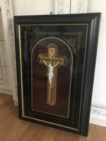 Nagyméretű házi oltár bordó bársonyon aranyszinű csipkés szélű kereszt porcelán Jézus