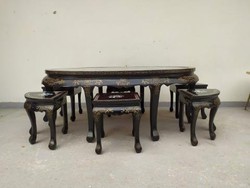 Antik ázsiai bútor kínai berakásos festett fekete lakk szekrény hez való üveges asztal 6 szék Ázsia
