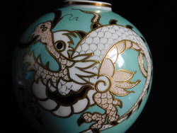 Wallendorfi sárkány motívumos gömbváza kézi festéssel, relief aranyozással