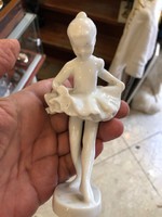 Porcelán, fehér kislány szobor, jelzés nélkül, 15 cm-es
