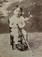 Régi gyerekfotó 1909 vintage fénykép kisfiú puskával 