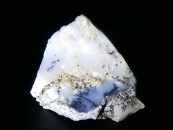 Természetes közönséges opál ásvány dendrit mintákkal (Merlinit)