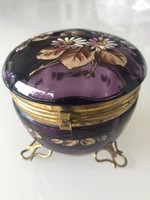 Antik kézzel festett lila üveg bonbonier aranyozott réz vázban, 9 cm magas