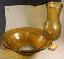Színes üveg asztalközép és váza 377