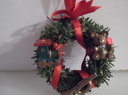 Karácsonyfadísz - kicsi adventi koszorú - fa játékokkal - 7 x 3 cm