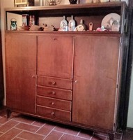 Teljes felújításra szoruló retro, mid century ,tömör fa,vitrines szekrény