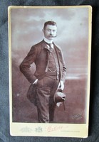 VINTAGE FOTÓ KEMÉNYHÁTÚ FÉNYKÉP FOTOGRÁFIA ELŐKELŐ ÚR NAGY BAJUSZ 1903 Budapest Strelisky Lipót 