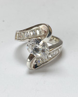 Modern, szikrázó ezüst gyűrű.