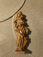 Gyönyörűen faragott fa Mária Kis Jézussal