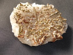 Természetes markazit kristályok a kalcit anyakőzeten. 38 gramm