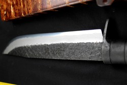 Japán damaszk tőr ( Sei Hamagutchitól ). Tradicionális technikával készült kés, a gyártótól.