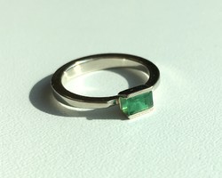 Egyedi fehérarany designer női gyűrű smaragd kővel (Jujj Jewerly)
