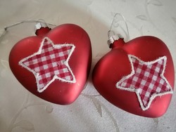 2 db piros szív alakú karácsonyfadísz textillel aplikálva