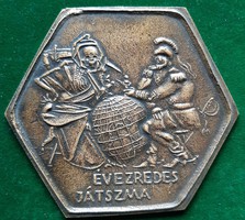 Csontos László: Évezredes játszma, bronz plakett (1959)