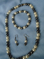 A new jewelry set with landscape pearls and magnetic hematite can also be a real gift