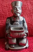 Érdekes vintage kínai fém térdelő figura, szobor - talán asztali gyufatartó