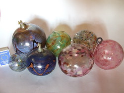 Régi fújt, színezett, festett üveg gömbök, karácsonyfa díszek, karácsonyi dekoráció- 7 darab egyben
