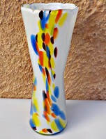színes muránói rétegelt üvegváza élénk színekkel