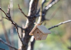 Miniatűr fa madáretető - babaház kiegészítő, bababútor - pici madárház