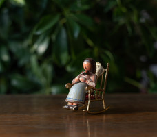 Miniatűr réz fotel pici fa nénikével - babaházi kiegészítő, bababútor