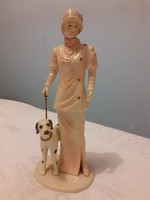 Kutyát sétáltató  porcelán hölgy a  SBL Regal House Collection darabja:Nadia