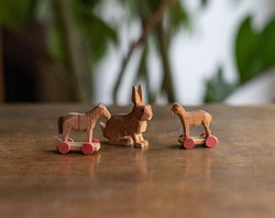 Miniatűr baba játékok - babaházi kiegészítő, pici babához való játékok - fából faragott mini állatok