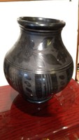 ​Kerámia váza, 26 cm magasságú, jelzett, magyar alkotás.