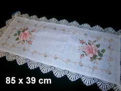Gyönyörű, új, rózsa mintával hímzett csipke szélű terítő, futó 85 x 39 cm