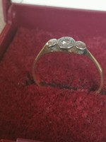 Antik 18 karátos aranyból és platinából készült gyűrű  gyémánttal a közepén.