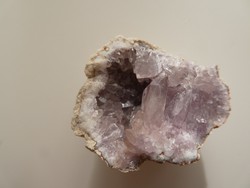 Természetes Kvarc geóda. Rózsaszín kristályok a rög belsejében. 25 gramm ásványkülönlegesség.