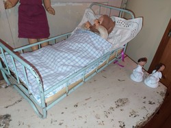 Nagyobb vintage játék baba ágy