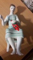Hollóházi porcelán figurális szobor, kézzel festett, paprikát fűző lány