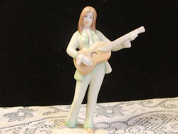 Aquincumi porcelán gitáros lány