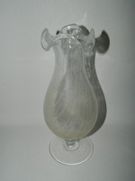 Régi fodros szájú talpas üveg váza.