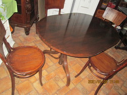Asztal négy  székkel